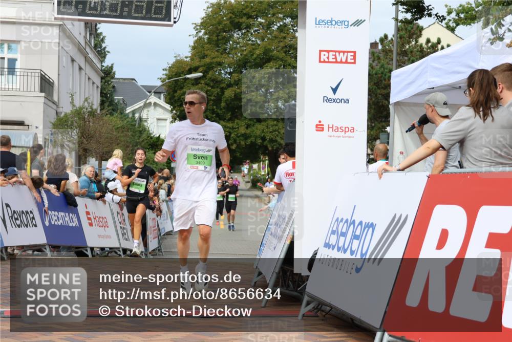 31.08.2025 - 21. Blankeneser Heldenlauf Strokosch-Dieckow http://msf.ph/oto/8656634 31.08.2025 10:57:27 Ziel 3212, 3499, 3503 meine-sportfotos.de