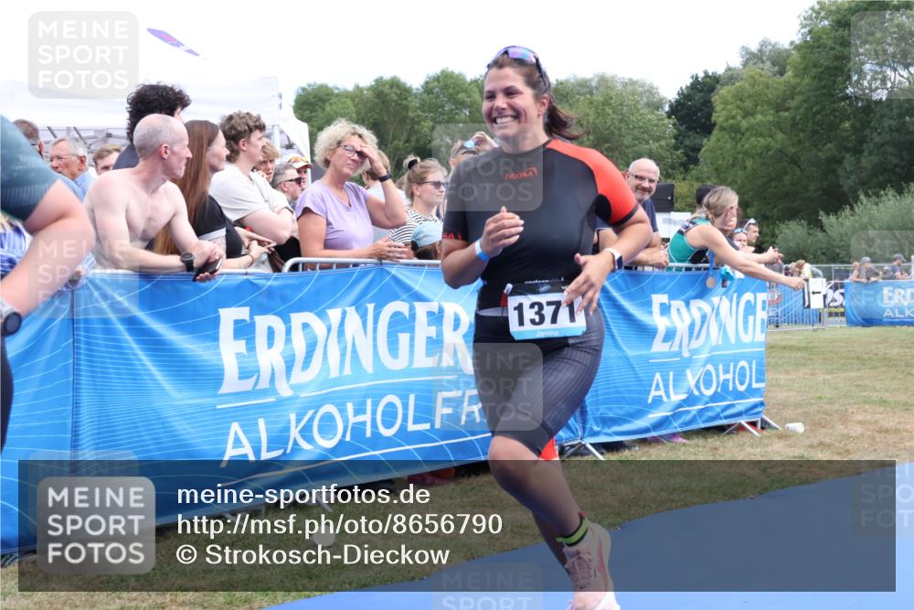 31.08.2025 - Elbe Triathlon Hamburg Strokosch-Dieckow http://msf.ph/oto/8656790 31.08.2025 12:09:36 Ziel 1357, 1363, 1371 meine-sportfotos.de
