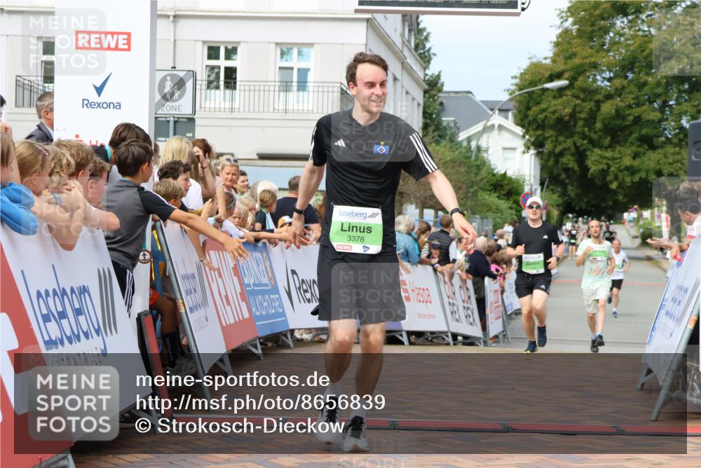 31.08.2025 - 21. Blankeneser Heldenlauf Strokosch-Dieckow http://msf.ph/oto/8656839 31.08.2025 10:56:34 Ziel 3378, 3399, 3394 meine-sportfotos.de