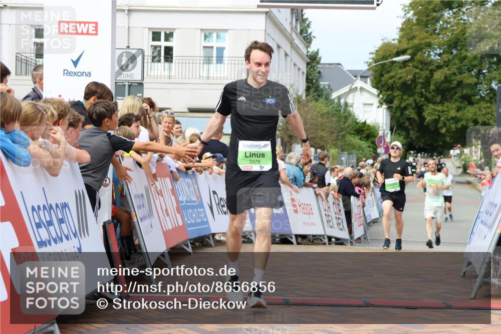 31.08.2025 - 21. Blankeneser Heldenlauf Strokosch-Dieckow http://msf.ph/oto/8656856 31.08.2025 10:56:34 Ziel 3378, 3399, 3394 meine-sportfotos.de