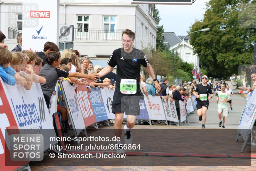 31.08.2025 - 21. Blankeneser Heldenlauf Strokosch-Dieckow http://msf.ph/oto/8656864 31.08.2025 10:56:33 Ziel 3378, 3399, 3394 meine-sportfotos.de