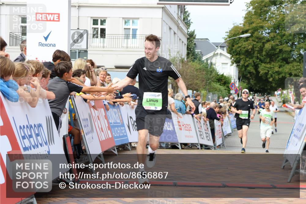 31.08.2025 - 21. Blankeneser Heldenlauf Strokosch-Dieckow http://msf.ph/oto/8656867 31.08.2025 10:56:33 Ziel 3378, 3399, 3394 meine-sportfotos.de