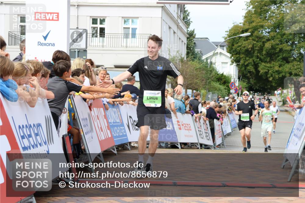31.08.2025 - 21. Blankeneser Heldenlauf Strokosch-Dieckow http://msf.ph/oto/8656879 31.08.2025 10:56:33 Ziel 3378, 3399, 3394 meine-sportfotos.de