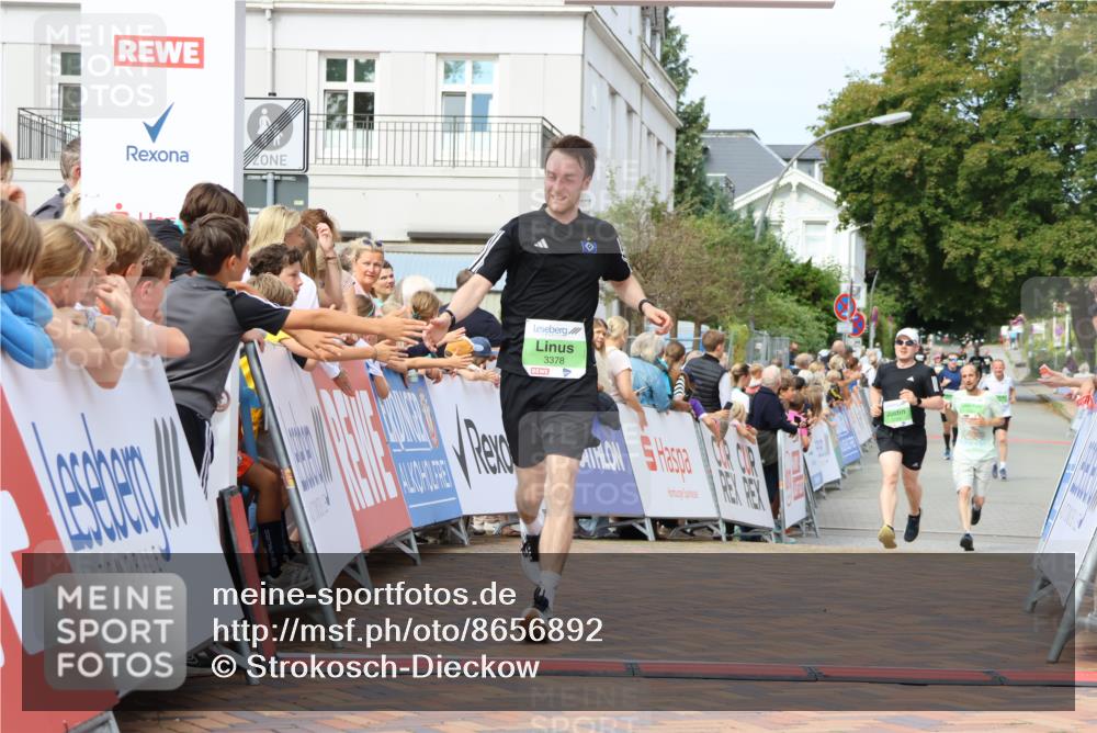 31.08.2025 - 21. Blankeneser Heldenlauf Strokosch-Dieckow http://msf.ph/oto/8656892 31.08.2025 10:56:33 Ziel 3378, 3399, 3394 meine-sportfotos.de