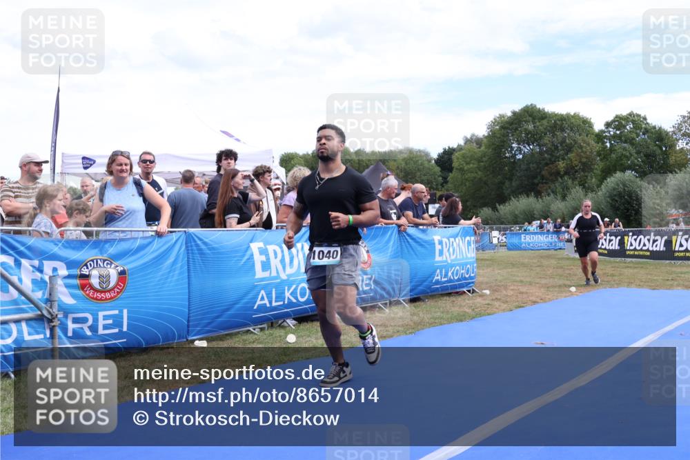 31.08.2025 - Elbe Triathlon Hamburg Strokosch-Dieckow http://msf.ph/oto/8657014 31.08.2025 12:13:26 Ziel 1040, 1358 meine-sportfotos.de