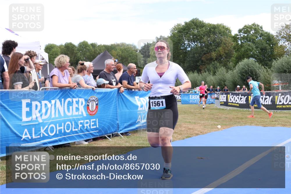 31.08.2025 - Elbe Triathlon Hamburg Strokosch-Dieckow http://msf.ph/oto/8657030 31.08.2025 12:13:40 Ziel 817, 1548, 1561 meine-sportfotos.de