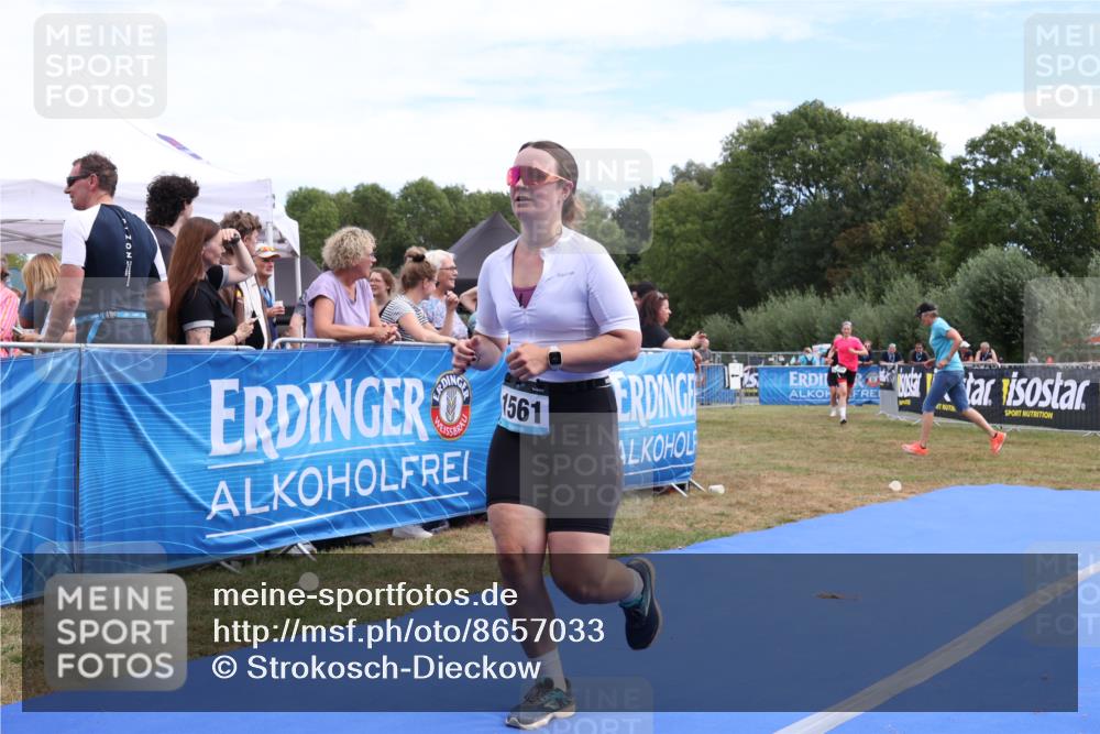 31.08.2025 - Elbe Triathlon Hamburg Strokosch-Dieckow http://msf.ph/oto/8657033 31.08.2025 12:13:40 Ziel 817, 1548, 1561 meine-sportfotos.de