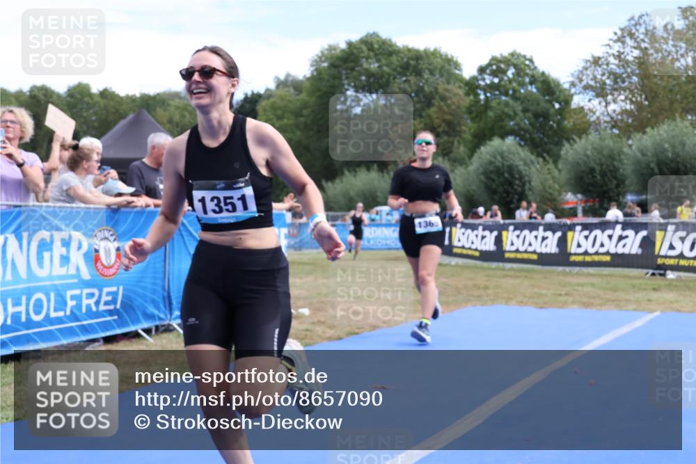 31.08.2025 - Elbe Triathlon Hamburg Strokosch-Dieckow http://msf.ph/oto/8657090 31.08.2025 12:14:27 Ziel 1351, 1369, 1394 meine-sportfotos.de