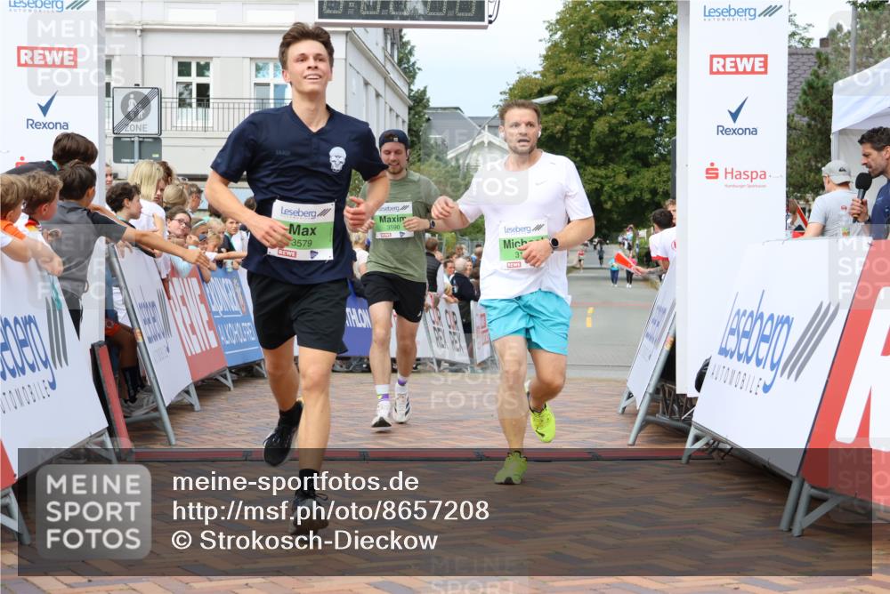 31.08.2025 - 21. Blankeneser Heldenlauf Strokosch-Dieckow http://msf.ph/oto/8657208 31.08.2025 10:55:26 Ziel 3579, 3590, 3181 meine-sportfotos.de