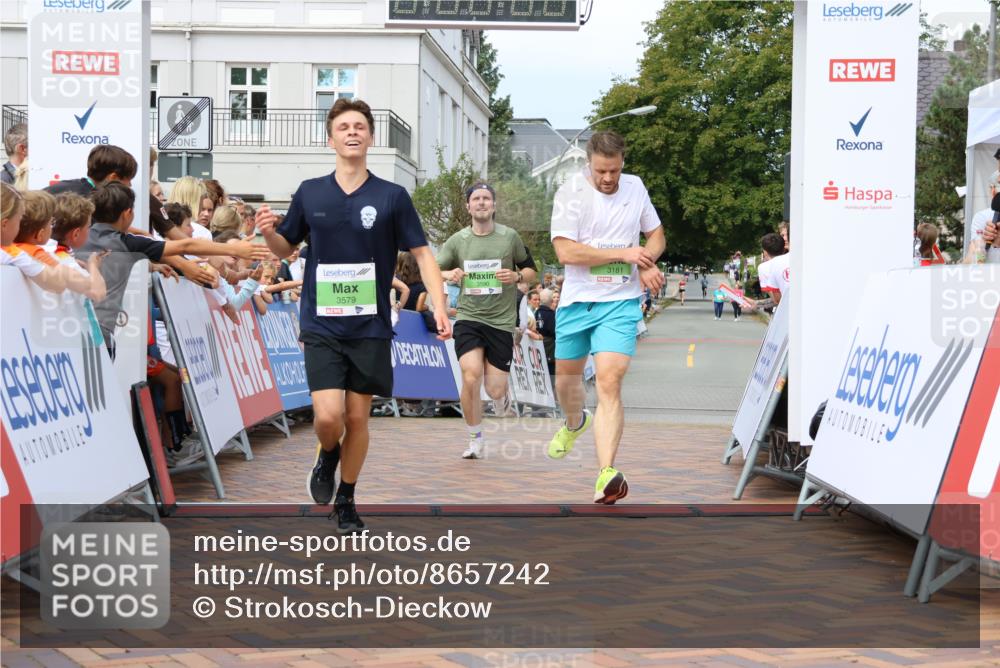 31.08.2025 - 21. Blankeneser Heldenlauf Strokosch-Dieckow http://msf.ph/oto/8657242 31.08.2025 10:55:26 Ziel 3579, 3590, 3181 meine-sportfotos.de