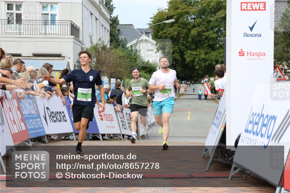31.08.2025 - 21. Blankeneser Heldenlauf Strokosch-Dieckow http://msf.ph/oto/8657278 31.08.2025 10:55:24 Ziel 3579, 3590, 3181 meine-sportfotos.de