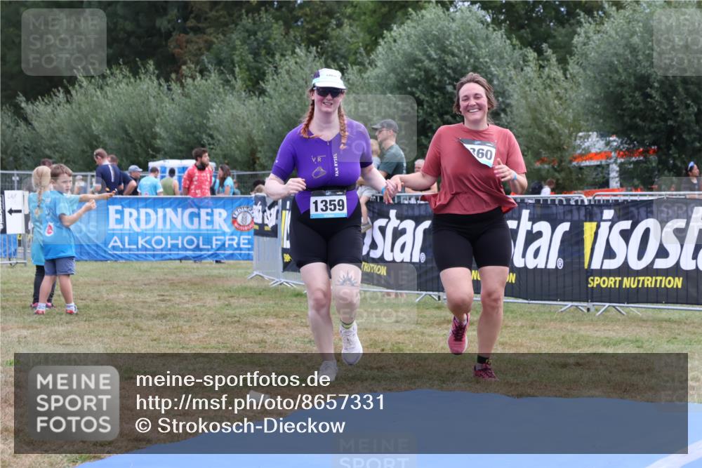 31.08.2025 - Elbe Triathlon Hamburg Strokosch-Dieckow http://msf.ph/oto/8657331 31.08.2025 12:19:21 Ziel 1359, 1360 meine-sportfotos.de