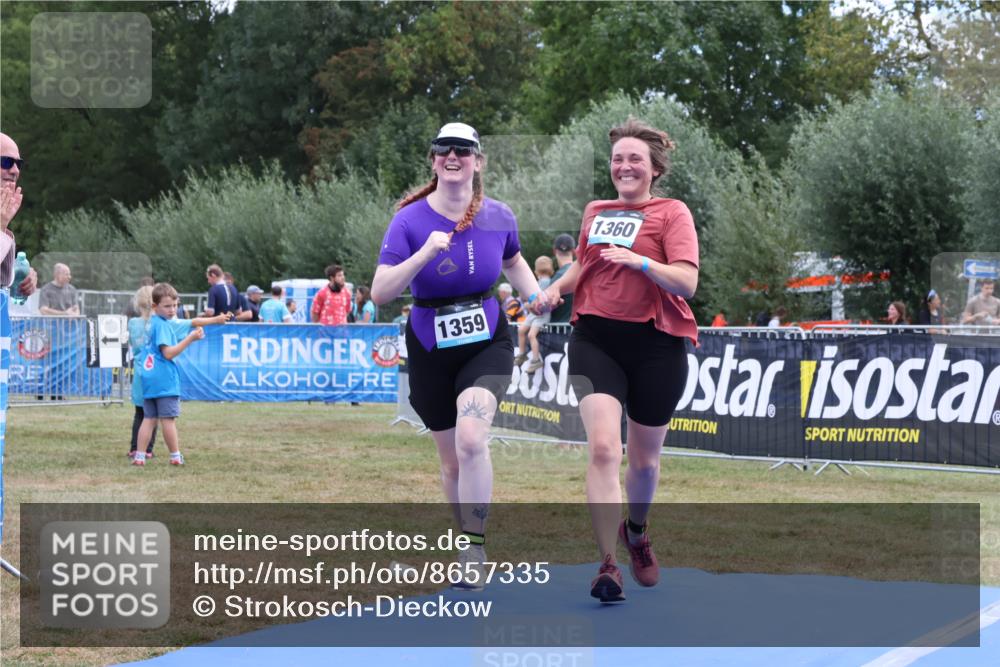31.08.2025 - Elbe Triathlon Hamburg Strokosch-Dieckow http://msf.ph/oto/8657335 31.08.2025 12:19:22 Ziel 1359, 1360 meine-sportfotos.de