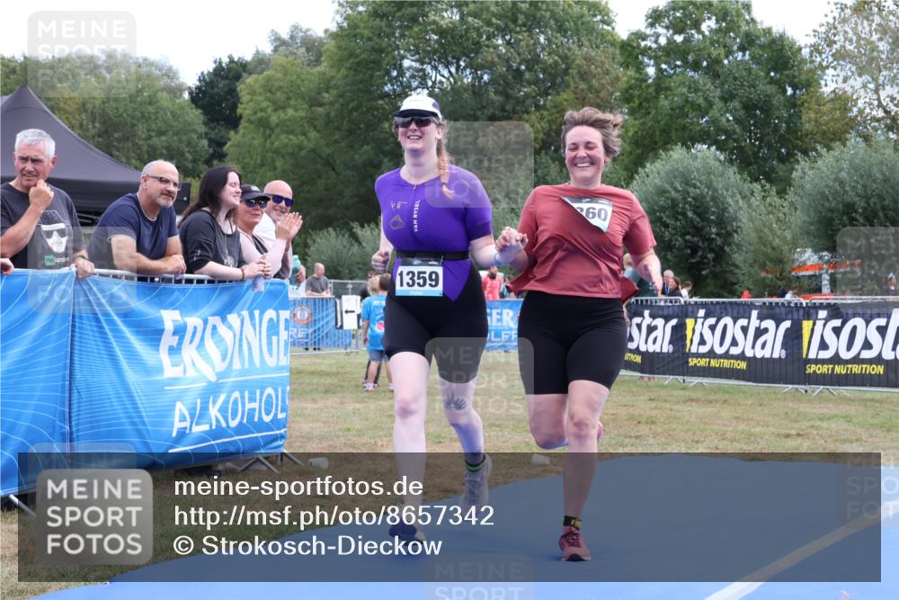 31.08.2025 - Elbe Triathlon Hamburg Strokosch-Dieckow http://msf.ph/oto/8657342 31.08.2025 12:19:23 Ziel 1359, 1360 meine-sportfotos.de