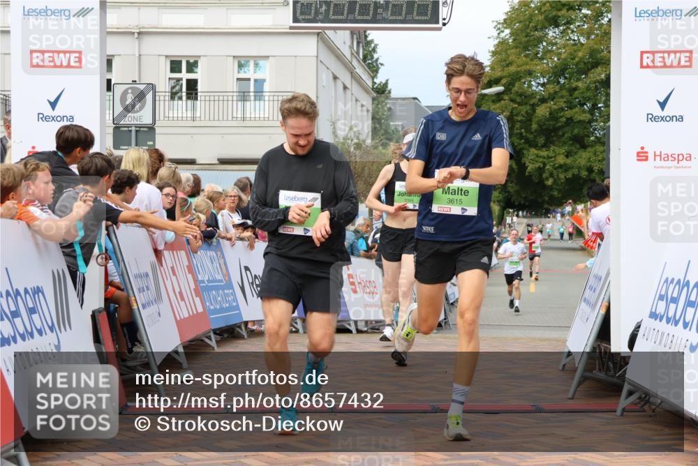 31.08.2025 - 21. Blankeneser Heldenlauf Strokosch-Dieckow http://msf.ph/oto/8657432 31.08.2025 10:54:54 Ziel 3614, 3615, 3283, 3462, 3395 meine-sportfotos.de
