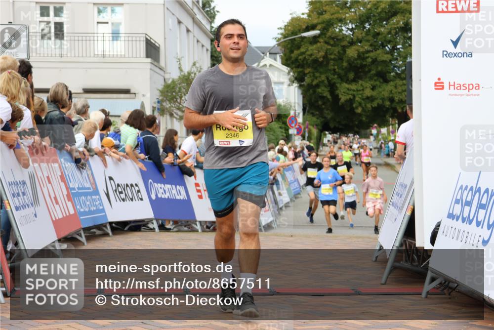 31.08.2025 - 21. Blankeneser Heldenlauf Strokosch-Dieckow http://msf.ph/oto/8657511 31.08.2025 10:28:48 Ziel 2346, 2697, 2700, 2387 meine-sportfotos.de