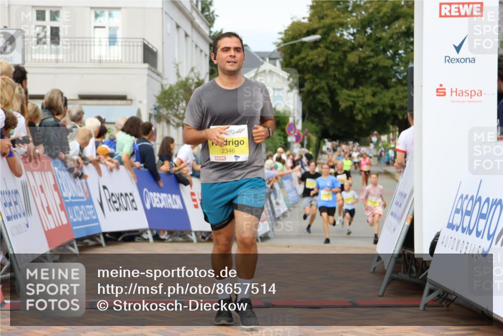 31.08.2025 - 21. Blankeneser Heldenlauf Strokosch-Dieckow http://msf.ph/oto/8657514 31.08.2025 10:28:48 Ziel 2346, 2697, 2700, 2387 meine-sportfotos.de