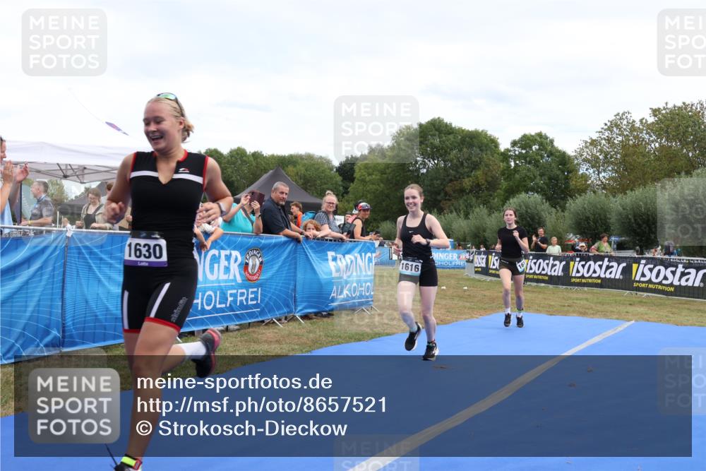31.08.2025 - Elbe Triathlon Hamburg Strokosch-Dieckow http://msf.ph/oto/8657521 31.08.2025 12:52:49 Ziel 1616, 1617, 1630 meine-sportfotos.de