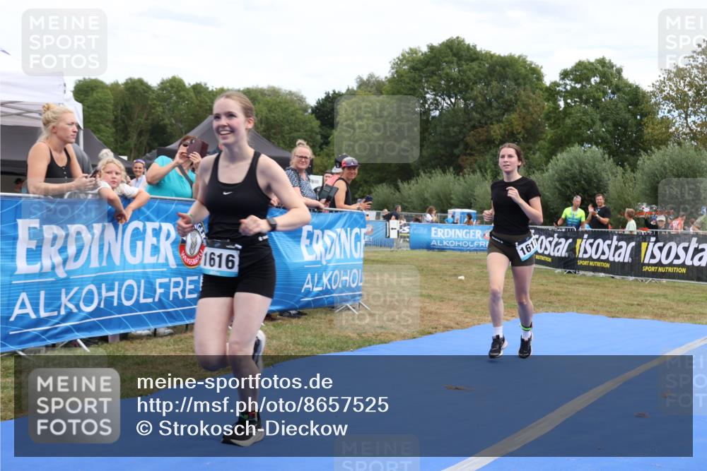 31.08.2025 - Elbe Triathlon Hamburg Strokosch-Dieckow http://msf.ph/oto/8657525 31.08.2025 12:52:50 Ziel 1616, 1617, 1630 meine-sportfotos.de