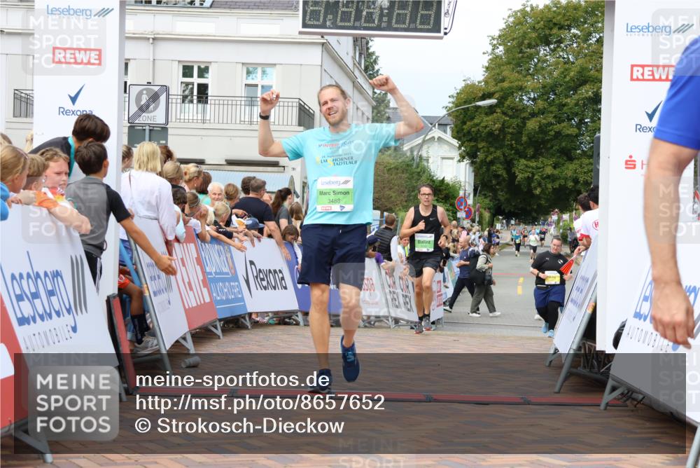 31.08.2025 - 21. Blankeneser Heldenlauf Strokosch-Dieckow http://msf.ph/oto/8657652 31.08.2025 10:54:26 Ziel 3488, 3041, 3632, 3332 meine-sportfotos.de