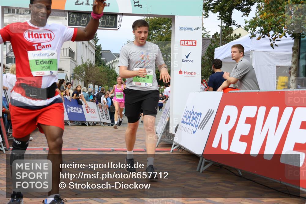 31.08.2025 - 21. Blankeneser Heldenlauf Strokosch-Dieckow http://msf.ph/oto/8657712 31.08.2025 10:54:16 Ziel 3506, 3538, 3632 meine-sportfotos.de