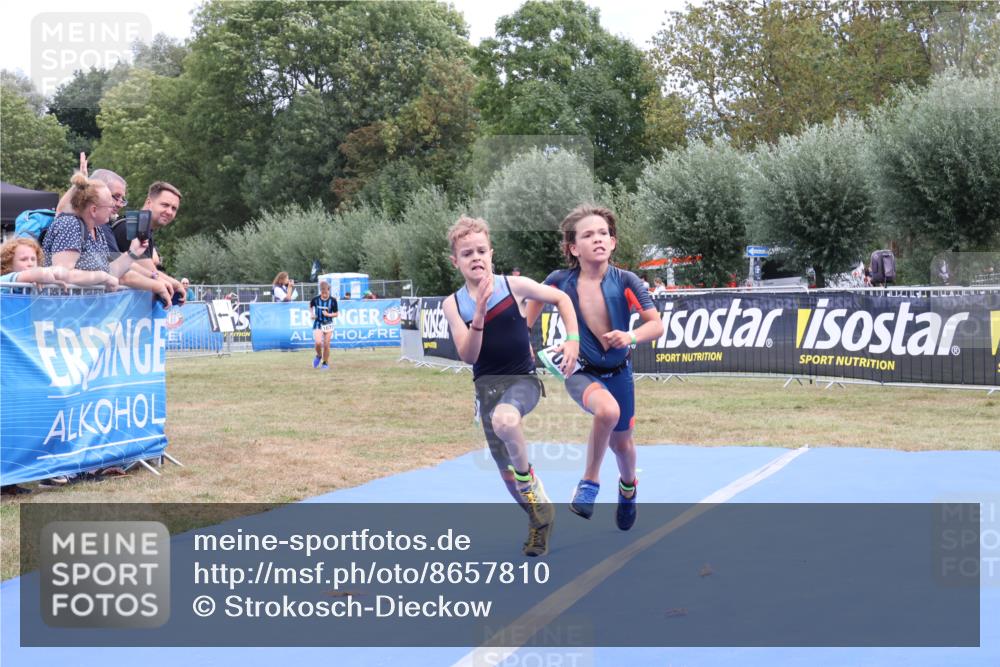 31.08.2025 - Elbe Triathlon Hamburg Strokosch-Dieckow http://msf.ph/oto/8657810 31.08.2025 13:01:39 Ziel 1670, 1702, 1706 meine-sportfotos.de