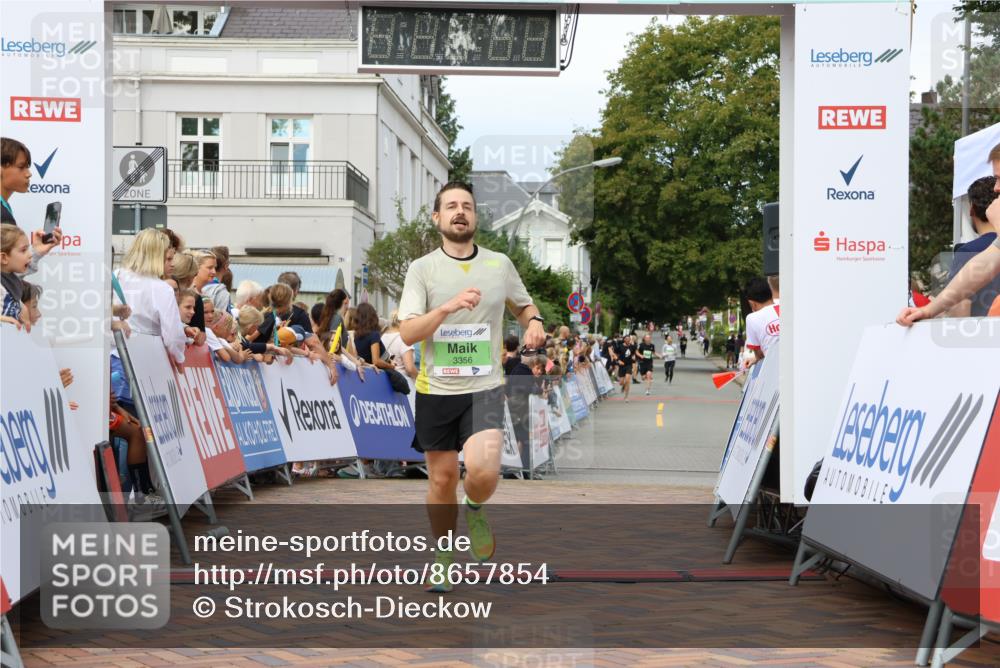 31.08.2025 - 21. Blankeneser Heldenlauf Strokosch-Dieckow http://msf.ph/oto/8657854 31.08.2025 10:53:25 Ziel 3356, 3371, 3272 meine-sportfotos.de