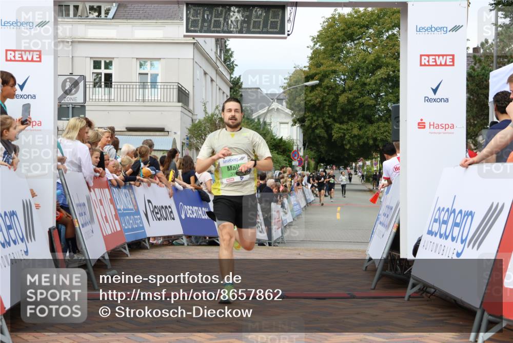 31.08.2025 - 21. Blankeneser Heldenlauf Strokosch-Dieckow http://msf.ph/oto/8657862 31.08.2025 10:53:25 Ziel 3356, 3371, 3272 meine-sportfotos.de