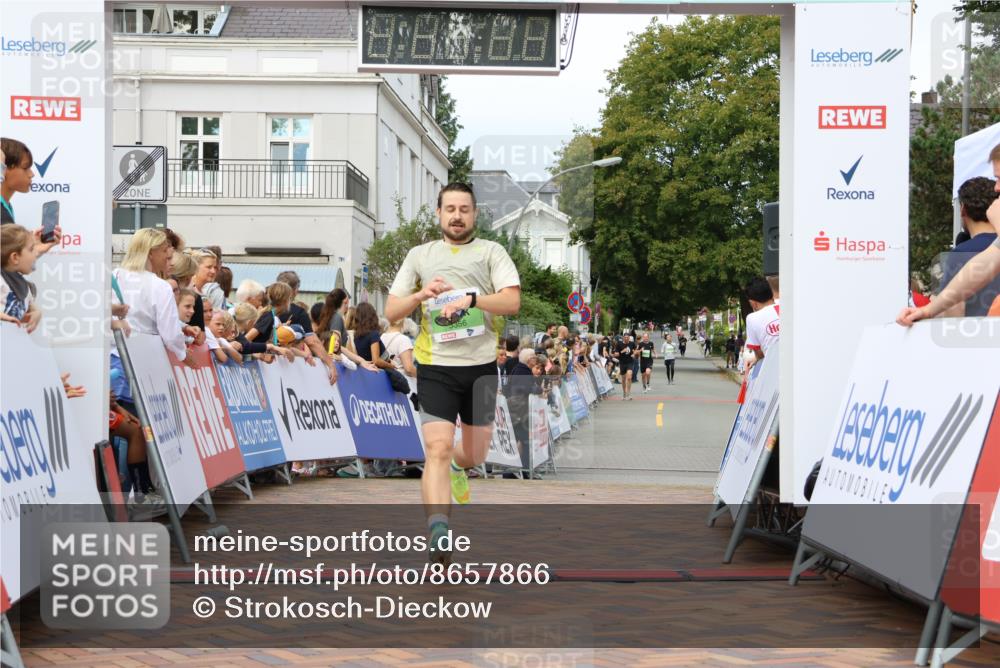 31.08.2025 - 21. Blankeneser Heldenlauf Strokosch-Dieckow http://msf.ph/oto/8657866 31.08.2025 10:53:25 Ziel 3356, 3371, 3272 meine-sportfotos.de