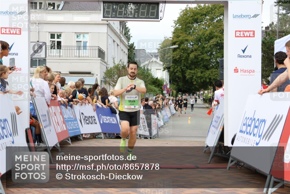 31.08.2025 - 21. Blankeneser Heldenlauf Strokosch-Dieckow http://msf.ph/oto/8657878 31.08.2025 10:53:25 Ziel 3356, 3371, 3272 meine-sportfotos.de