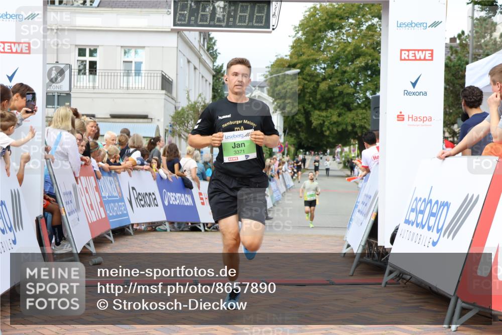 31.08.2025 - 21. Blankeneser Heldenlauf Strokosch-Dieckow http://msf.ph/oto/8657890 31.08.2025 10:53:20 Ziel 3371, 3636, 3272 meine-sportfotos.de