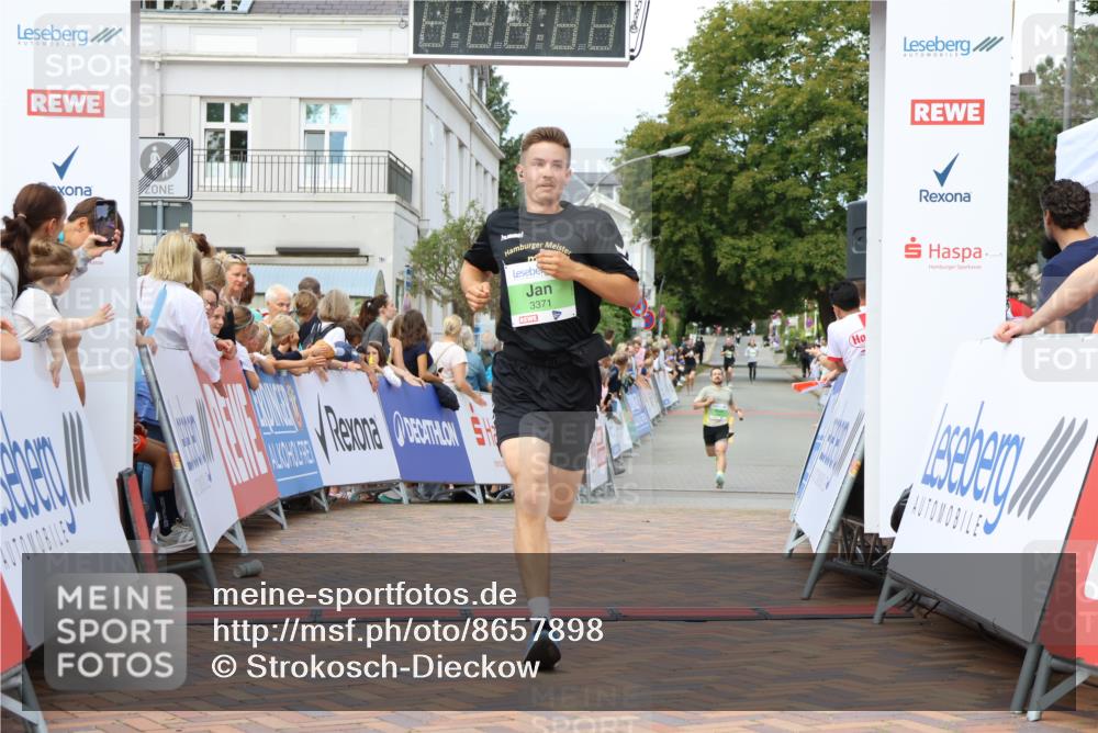 31.08.2025 - 21. Blankeneser Heldenlauf Strokosch-Dieckow http://msf.ph/oto/8657898 31.08.2025 10:53:20 Ziel 3371, 3636, 3272 meine-sportfotos.de