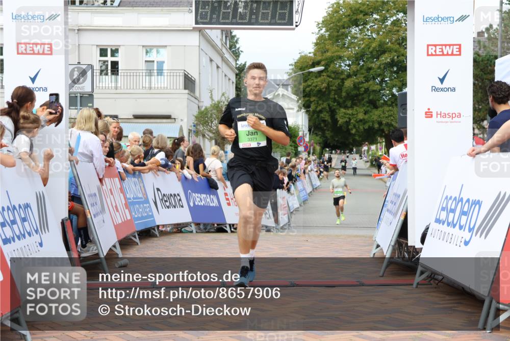 31.08.2025 - 21. Blankeneser Heldenlauf Strokosch-Dieckow http://msf.ph/oto/8657906 31.08.2025 10:53:20 Ziel 3371, 3636, 3272 meine-sportfotos.de