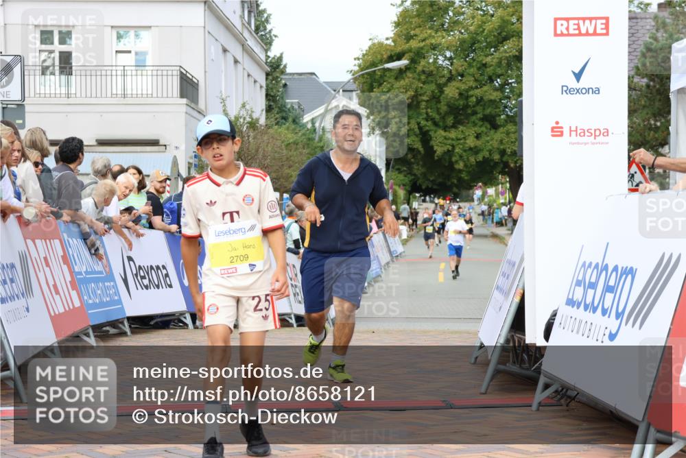 31.08.2025 - 21. Blankeneser Heldenlauf Strokosch-Dieckow http://msf.ph/oto/8658121 31.08.2025 10:27:32 Ziel 2715, 2463, 2725, 2533, 2709 meine-sportfotos.de