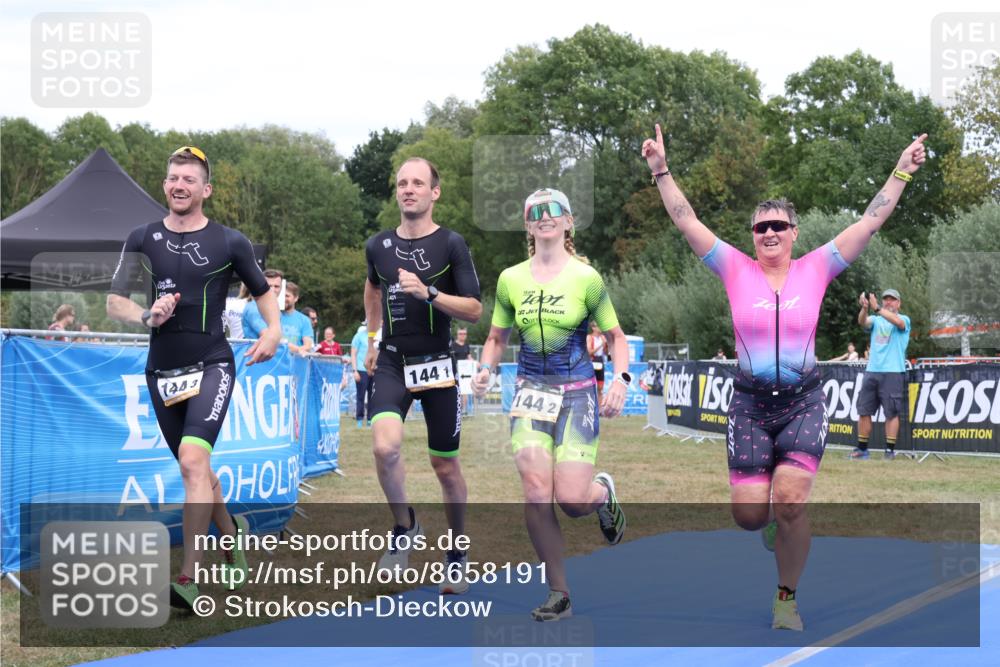 31.08.2025 - Elbe Triathlon Hamburg Strokosch-Dieckow http://msf.ph/oto/8658191 31.08.2025 16:10:48 Ziel  meine-sportfotos.de