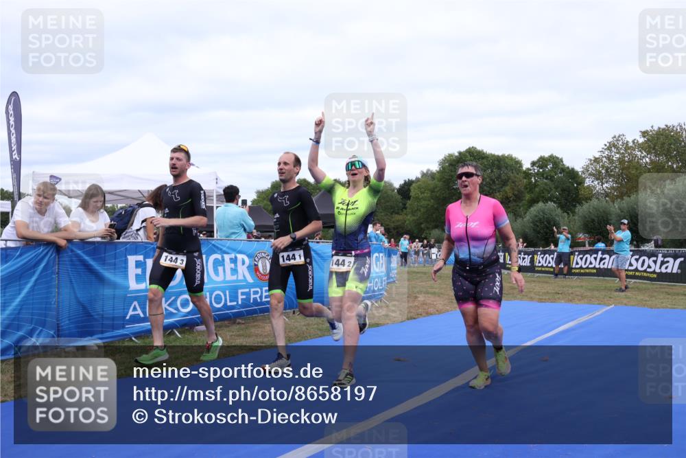31.08.2025 - Elbe Triathlon Hamburg Strokosch-Dieckow http://msf.ph/oto/8658197 31.08.2025 16:10:49 Ziel  meine-sportfotos.de