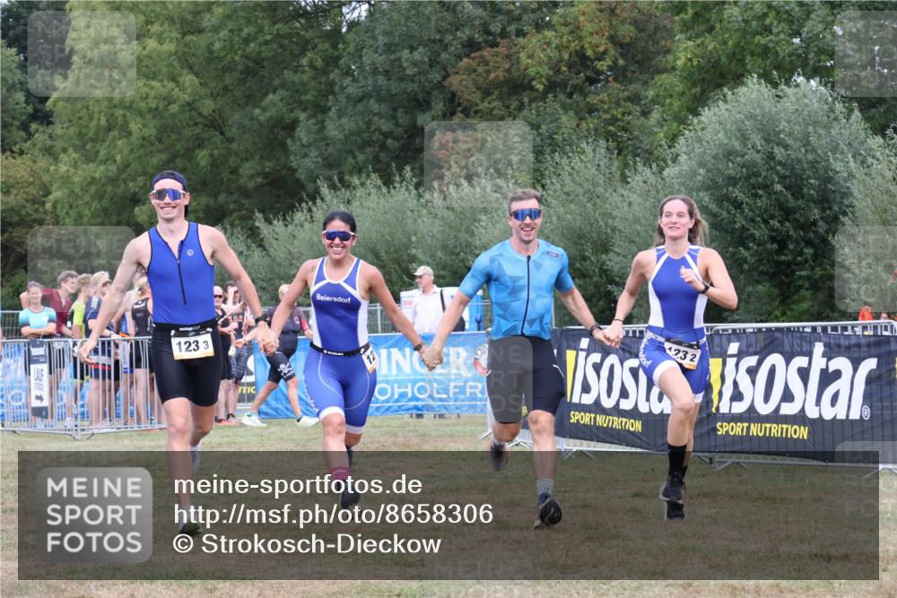 31.08.2025 - Elbe Triathlon Hamburg Strokosch-Dieckow http://msf.ph/oto/8658306 31.08.2025 16:22:59 Ziel  meine-sportfotos.de
