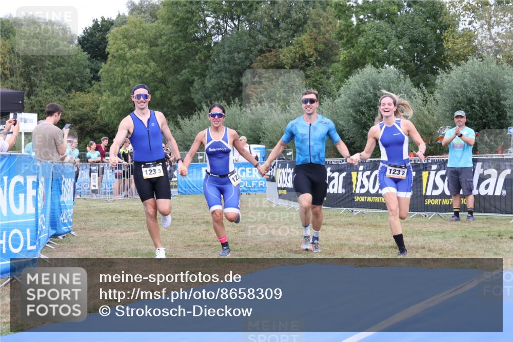 31.08.2025 - Elbe Triathlon Hamburg Strokosch-Dieckow http://msf.ph/oto/8658309 31.08.2025 16:23:00 Ziel  meine-sportfotos.de
