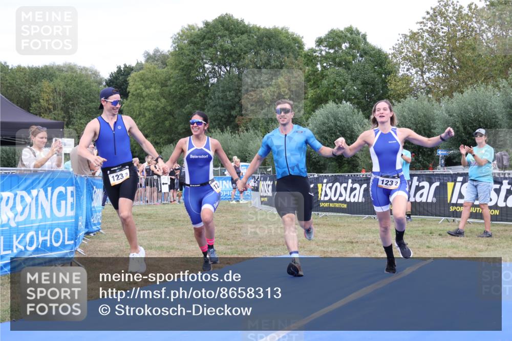 31.08.2025 - Elbe Triathlon Hamburg Strokosch-Dieckow http://msf.ph/oto/8658313 31.08.2025 16:23:01 Ziel  meine-sportfotos.de