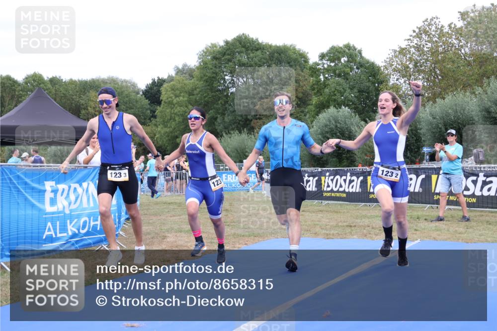 31.08.2025 - Elbe Triathlon Hamburg Strokosch-Dieckow http://msf.ph/oto/8658315 31.08.2025 16:23:01 Ziel  meine-sportfotos.de