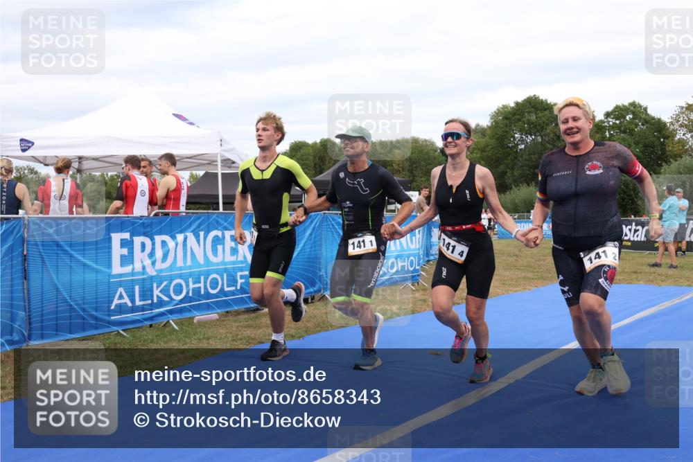 31.08.2025 - Elbe Triathlon Hamburg Strokosch-Dieckow http://msf.ph/oto/8658343 31.08.2025 16:23:24 Ziel  meine-sportfotos.de