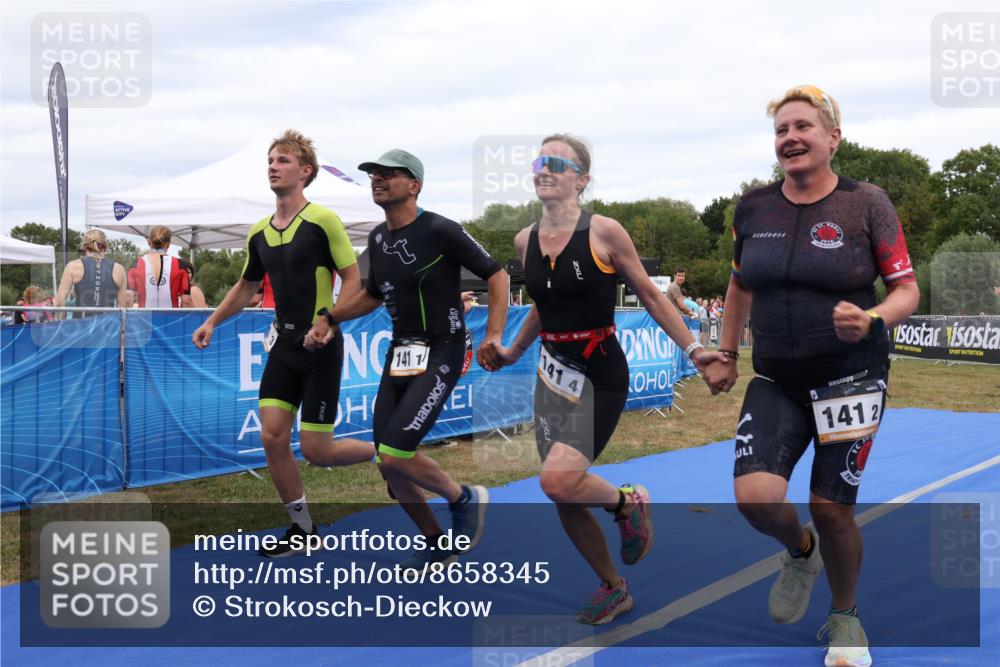 31.08.2025 - Elbe Triathlon Hamburg Strokosch-Dieckow http://msf.ph/oto/8658345 31.08.2025 16:23:25 Ziel  meine-sportfotos.de