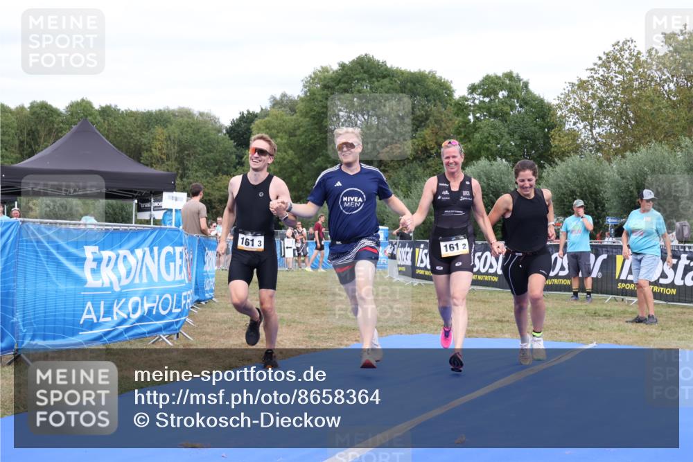 31.08.2025 - Elbe Triathlon Hamburg Strokosch-Dieckow http://msf.ph/oto/8658364 31.08.2025 16:24:08 Ziel  meine-sportfotos.de