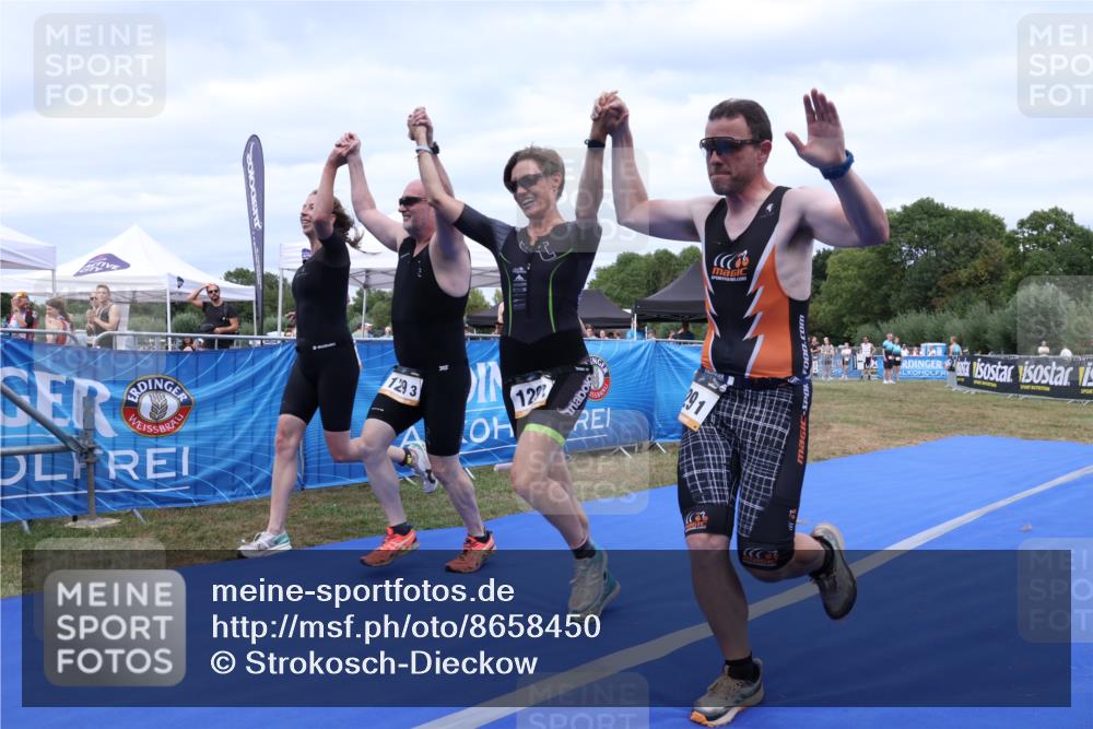 31.08.2025 - Elbe Triathlon Hamburg Strokosch-Dieckow http://msf.ph/oto/8658450 31.08.2025 16:28:20 Ziel  meine-sportfotos.de