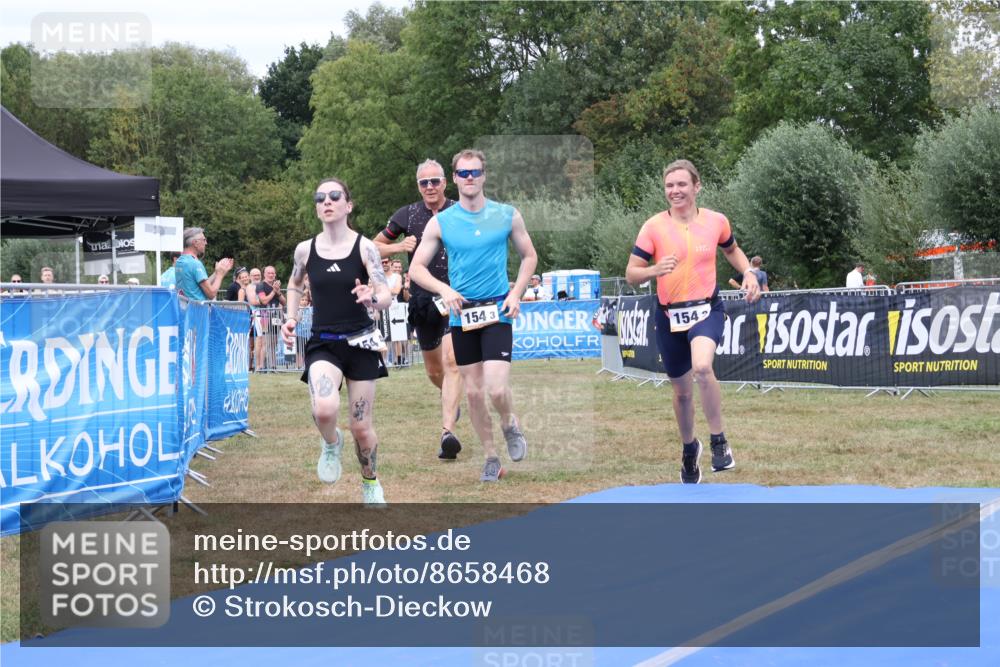 31.08.2025 - Elbe Triathlon Hamburg Strokosch-Dieckow http://msf.ph/oto/8658468 31.08.2025 16:32:35 Ziel  meine-sportfotos.de