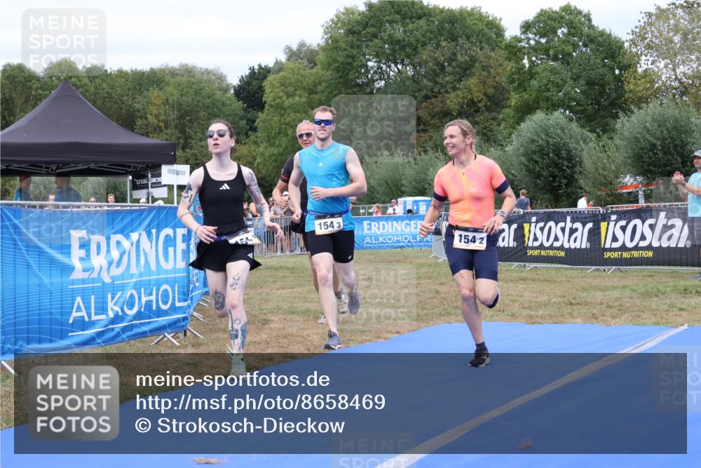 31.08.2025 - Elbe Triathlon Hamburg Strokosch-Dieckow http://msf.ph/oto/8658469 31.08.2025 16:32:36 Ziel  meine-sportfotos.de