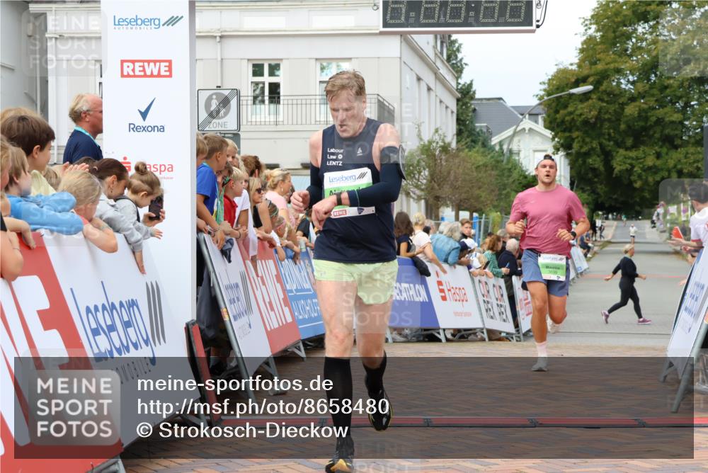 31.08.2025 - 21. Blankeneser Heldenlauf Strokosch-Dieckow http://msf.ph/oto/8658480 31.08.2025 10:50:30 Ziel 3699, 3354, 3564 meine-sportfotos.de