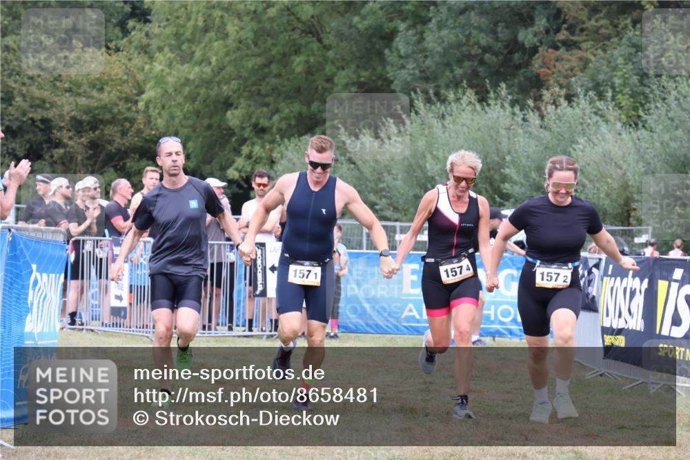 31.08.2025 - Elbe Triathlon Hamburg Strokosch-Dieckow http://msf.ph/oto/8658481 31.08.2025 16:33:36 Ziel  meine-sportfotos.de