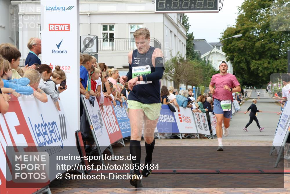 31.08.2025 - 21. Blankeneser Heldenlauf Strokosch-Dieckow http://msf.ph/oto/8658484 31.08.2025 10:50:30 Ziel 3699, 3354, 3564 meine-sportfotos.de