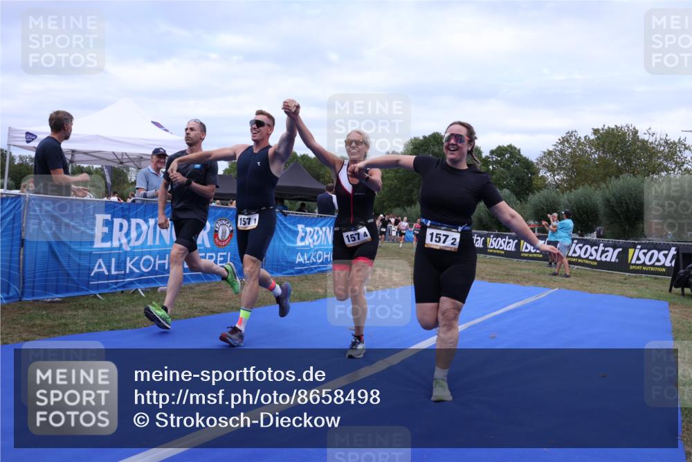 31.08.2025 - Elbe Triathlon Hamburg Strokosch-Dieckow http://msf.ph/oto/8658498 31.08.2025 16:33:40 Ziel  meine-sportfotos.de